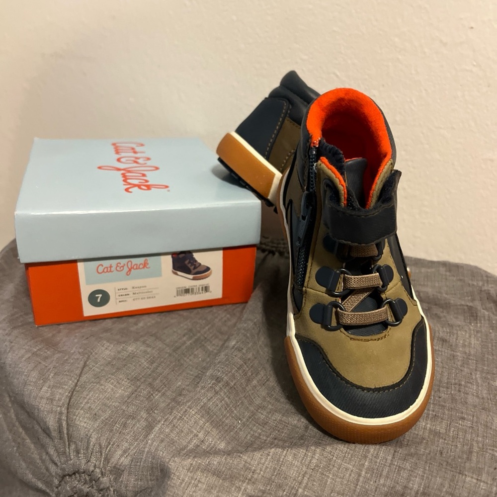 Like new! Kids Hiking boots! Cat & Jack “Kenyon”